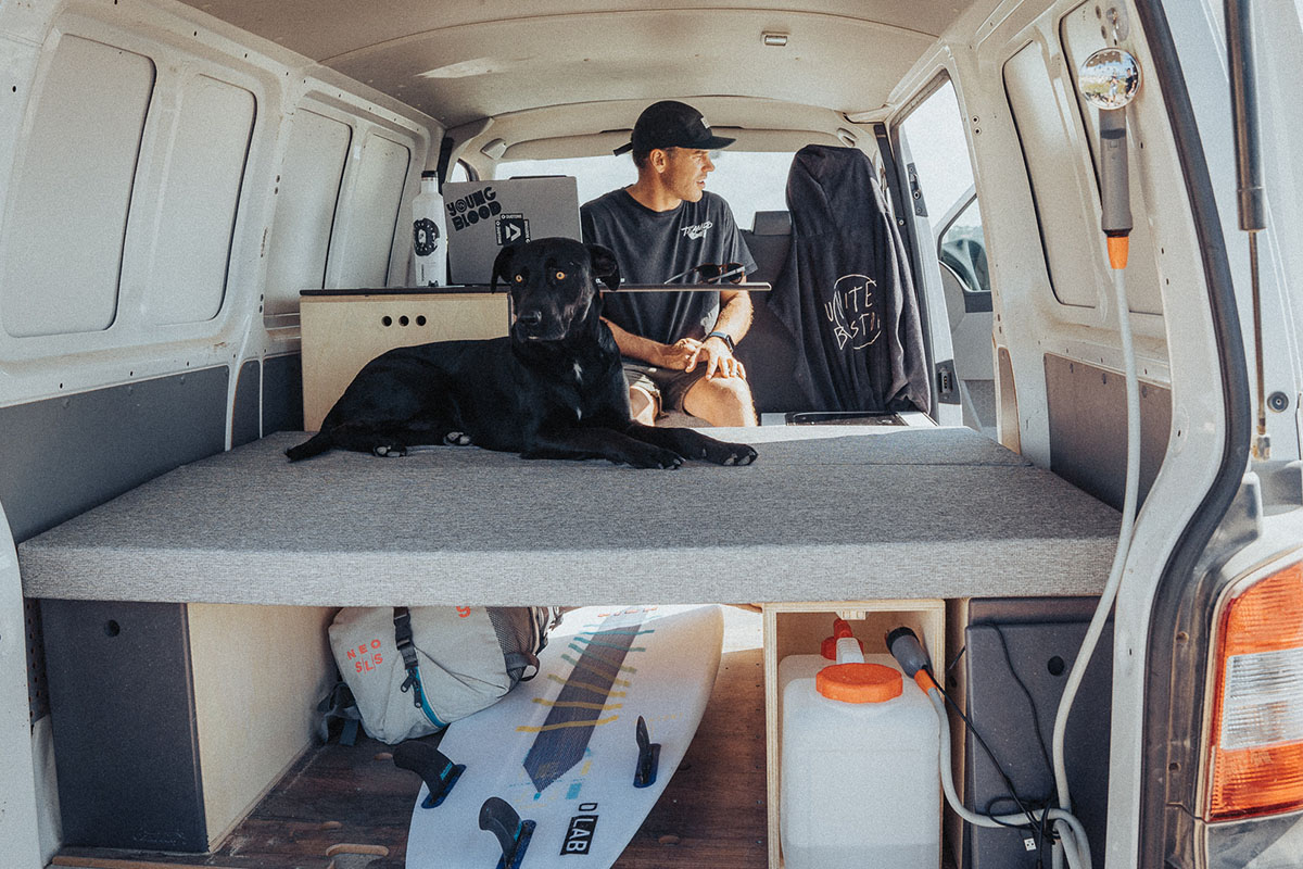 amenagement fourgon avec un chien